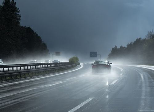 Water spray optimization for an automotive active anti-aquaplaning system