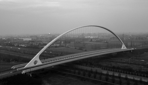 Cable-Stayed Arch - A slender cable-stayed arch and a central box girder deck with lateral cantilevers stand as the main structural elements of the bridge <br>Photo: © Gabrielesupertramp - Opera propria, CC BY-SA 4.0, commons wikimedia