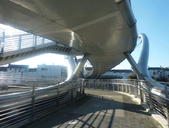 <h5>A close-up photo of the footbridge deck and walkway. The bridge was constructed by the Italian company Cimolai S.p.A., a European leader in metal bridges.</h5>